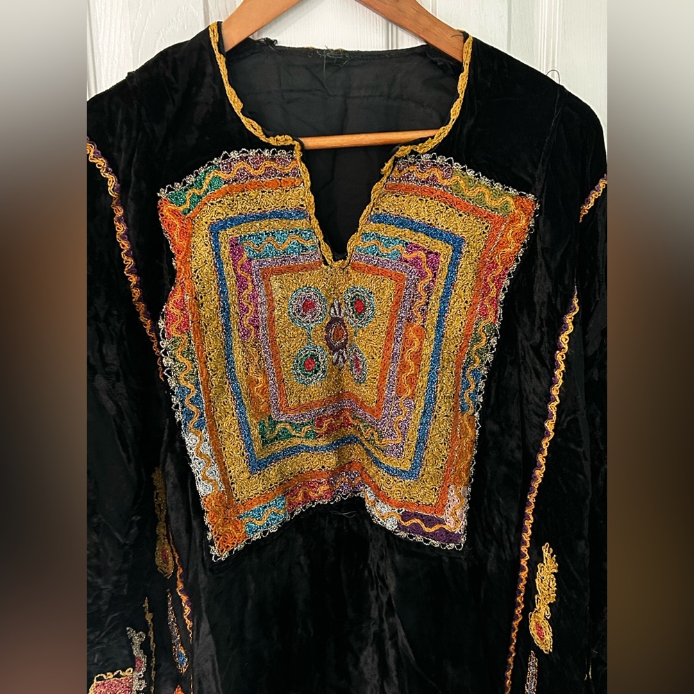 Vintage Velvet Traditional Palestinian Thobe - Picture 5 of 11